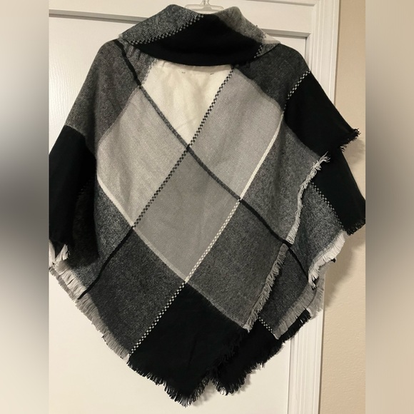 Christopher and Banks poncho with toggle buttons. Size L. - Picture 3 of 4